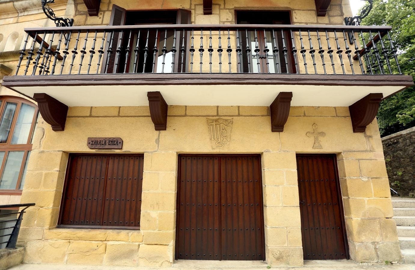 La localidad más pequeña de la comarca, ubicada entre el mar y la montaña, presume de un casco histórico de gran valor artístico y arquitectónico muy bien conservado. 