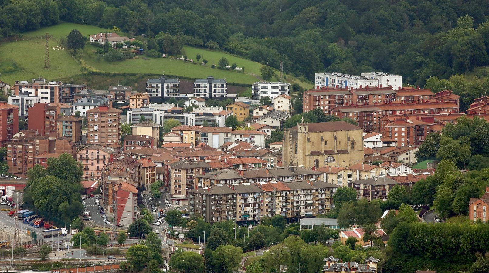 La localidad más pequeña de la comarca, ubicada entre el mar y la montaña, presume de un casco histórico de gran valor artístico y arquitectónico muy bien conservado. 
