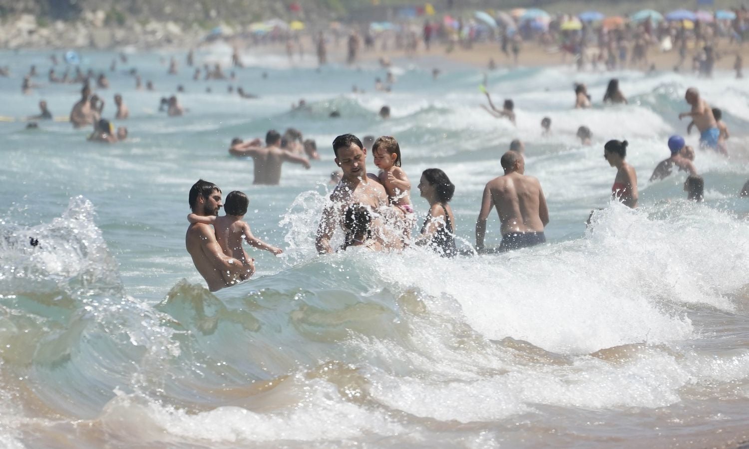 En algunas partes del territorio los termómetros han superado los treinta grados. Aemet eleva a roja la alarma por las altas temperaturas