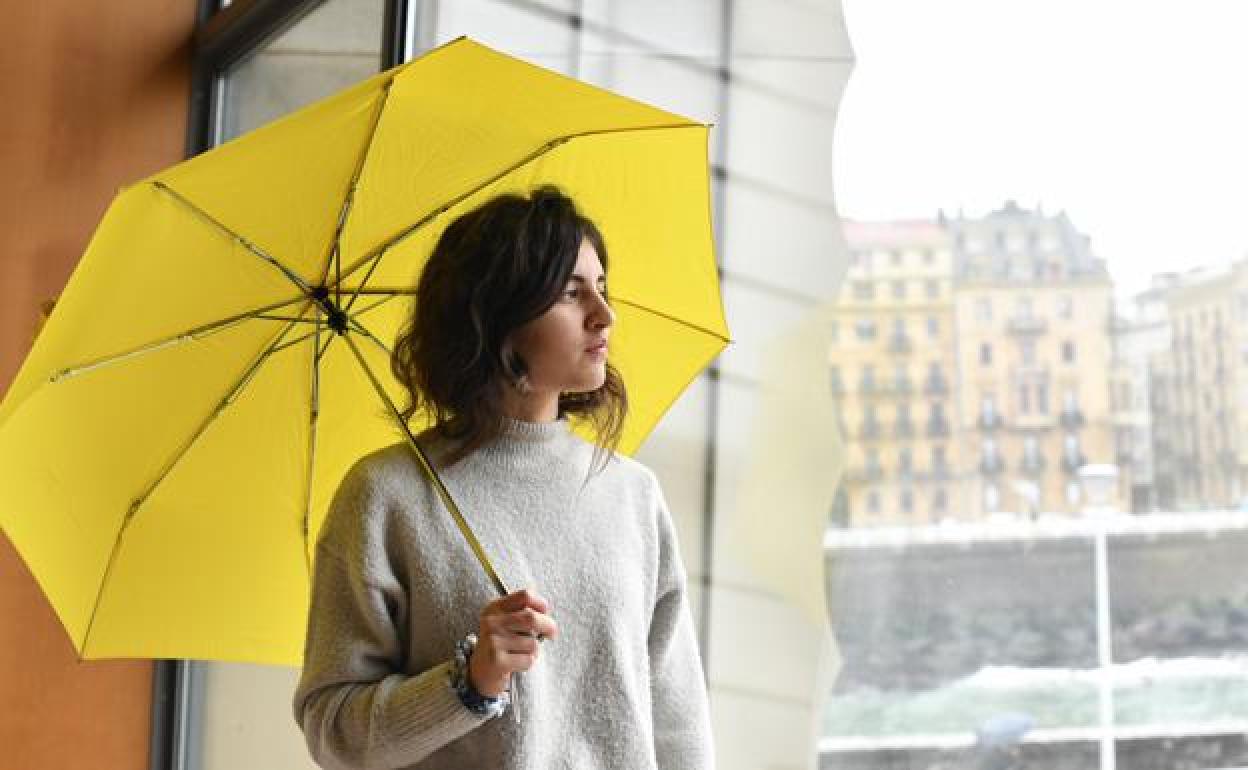Izaro junto al Kursaal, auditorio en el que iba a actuar en marzo. 