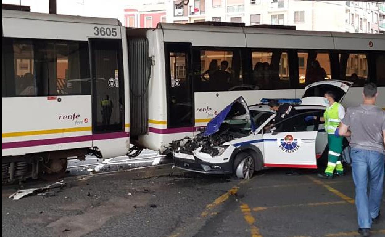 Estado en el que ha quedado el coche patrulla tras el accidente. / 