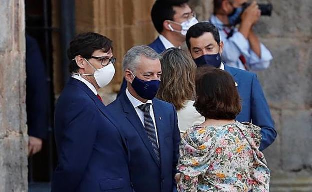 Salvador Illa, Iñigo Urkullu y Carmen Calvo conversan antes de la Conferencia de Presidentes.
