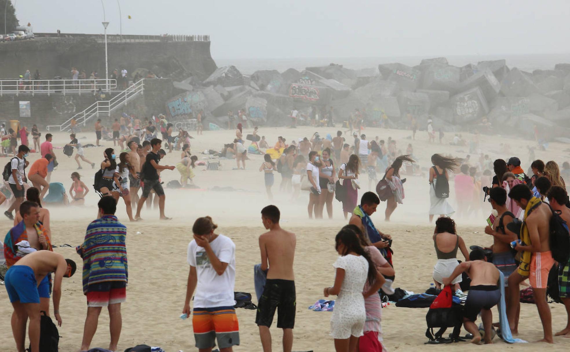 La galerna azotó la costa guipuzcoana por la tarde y obligó a huir de las playas a todos los bañistas. 