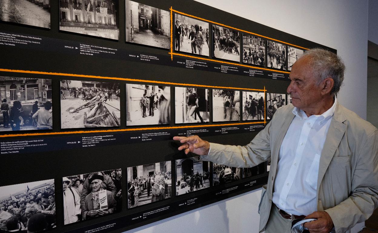 Fernando Postigo muestra sus fotos en la exposición en San Telmo. 
