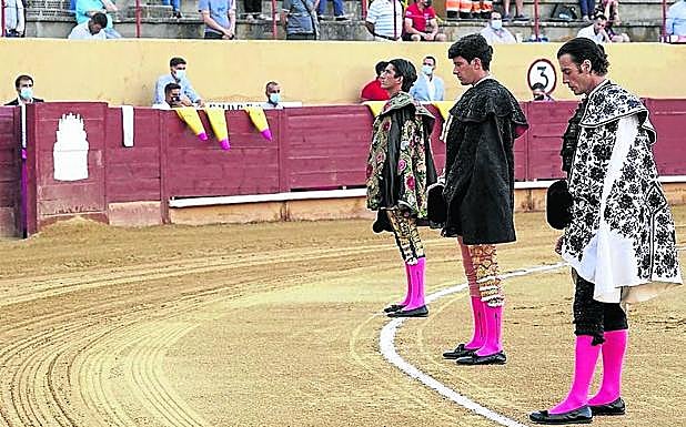 Guardando las distancias en la plaza de toros de Ávila.