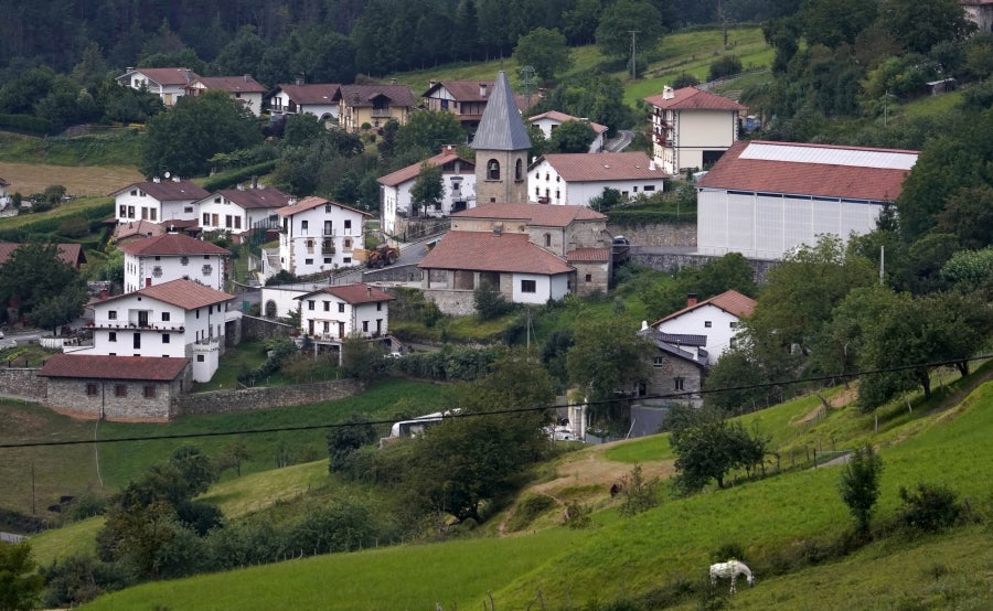 Ambas localidades de Tolosaldea se sitúan a un lado u otro de este monte habitada hace miles de años según los restos arqueológicos hallados. 