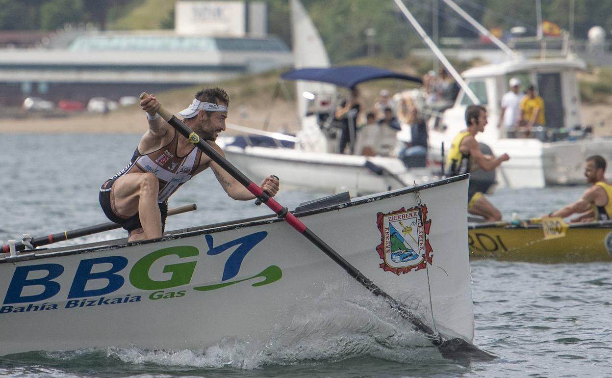 La embarcación de los 'galipos' se impuso en la bahía santanderina a los amarillos de Orio, al fondo. 