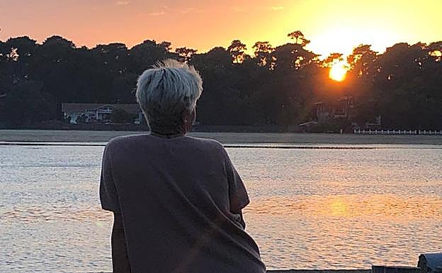 María Valiente observa un atardecer en Hossegor (Las Landas).