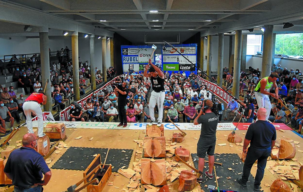 Txikia IV, Vicente y Larrañaga, ante el numeroso público reunido ayer en el probadero de Aia. 