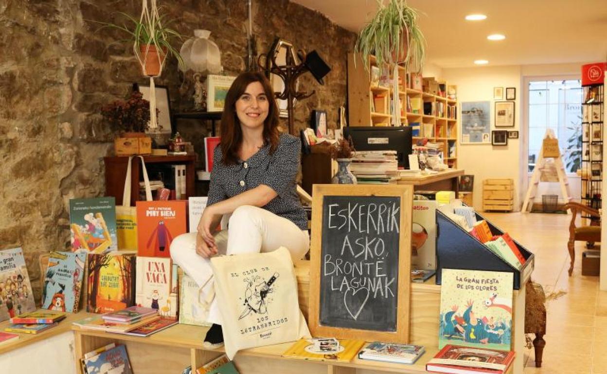 Ylenia Benito en su librería de Irun, con la pizarra que indica la despedida.