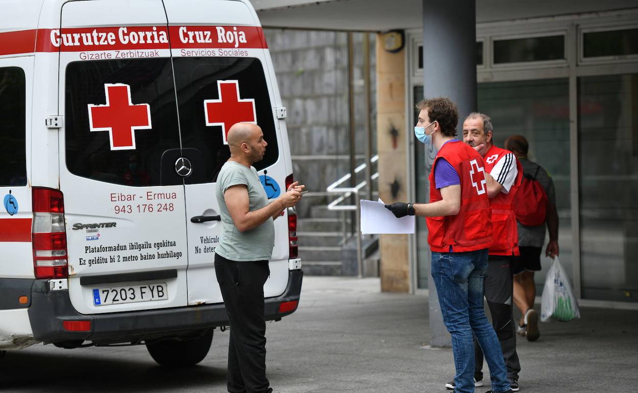 Voluntarios de Cruz Roja atienden a una persona en Eibar.