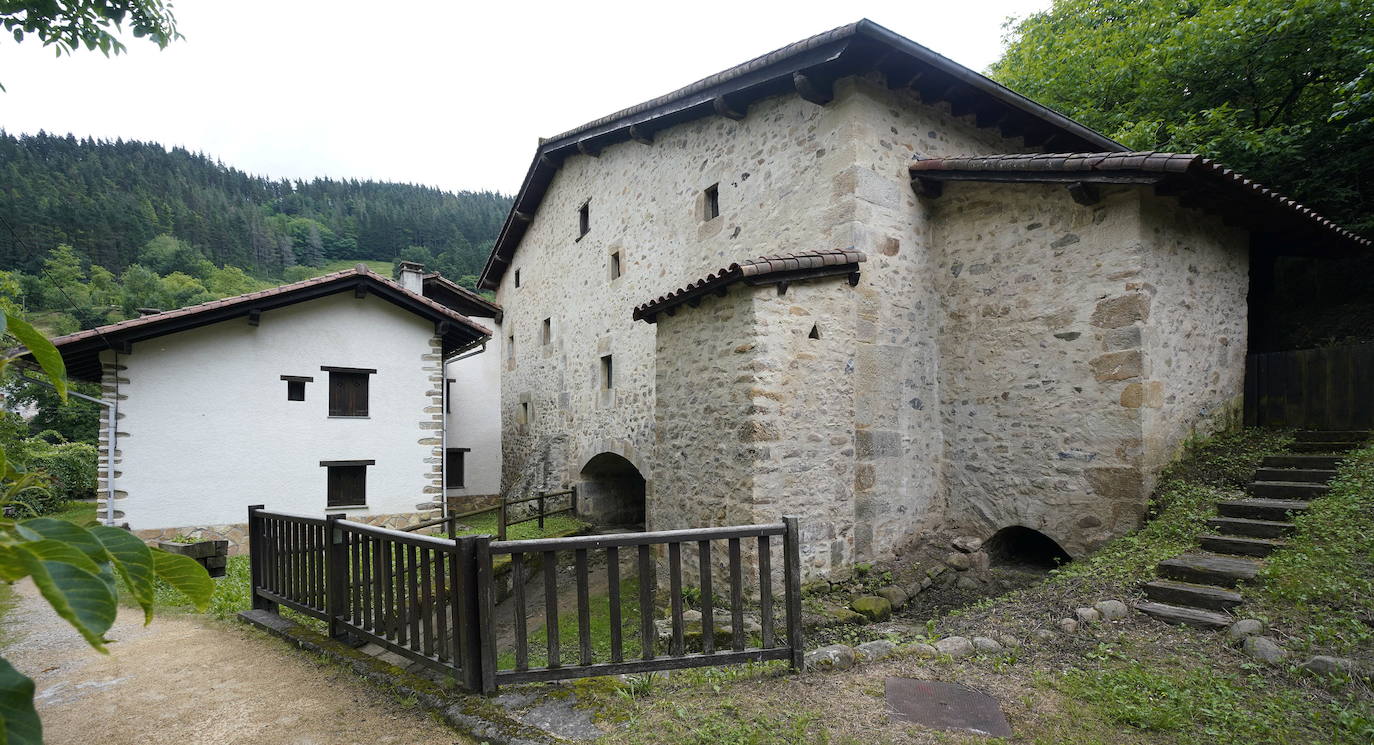 Ataun. El pueblo más largo de Gipuzkoa es cuna de José Miguel Barandiaran; sus montes, cuevas y dólmenes han inspirado numerosas leyendas de la mitología vasca.