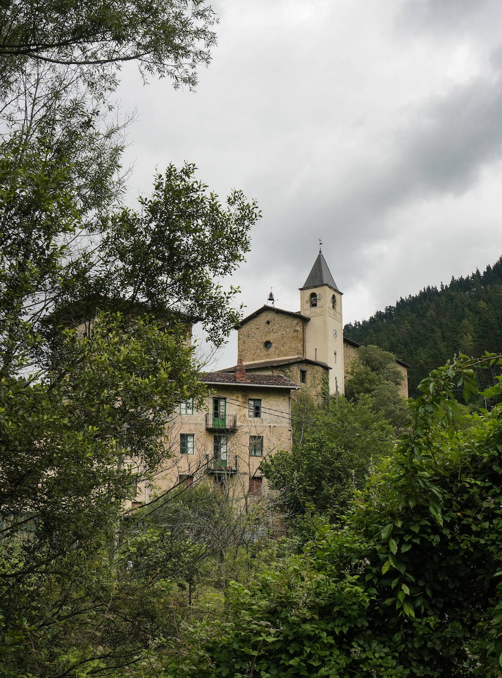 Ataun. El pueblo más largo de Gipuzkoa es cuna de José Miguel Barandiaran; sus montes, cuevas y dólmenes han inspirado numerosas leyendas de la mitología vasca.