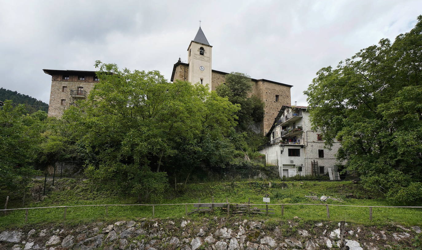 Ataun. El pueblo más largo de Gipuzkoa es cuna de José Miguel Barandiaran; sus montes, cuevas y dólmenes han inspirado numerosas leyendas de la mitología vasca.