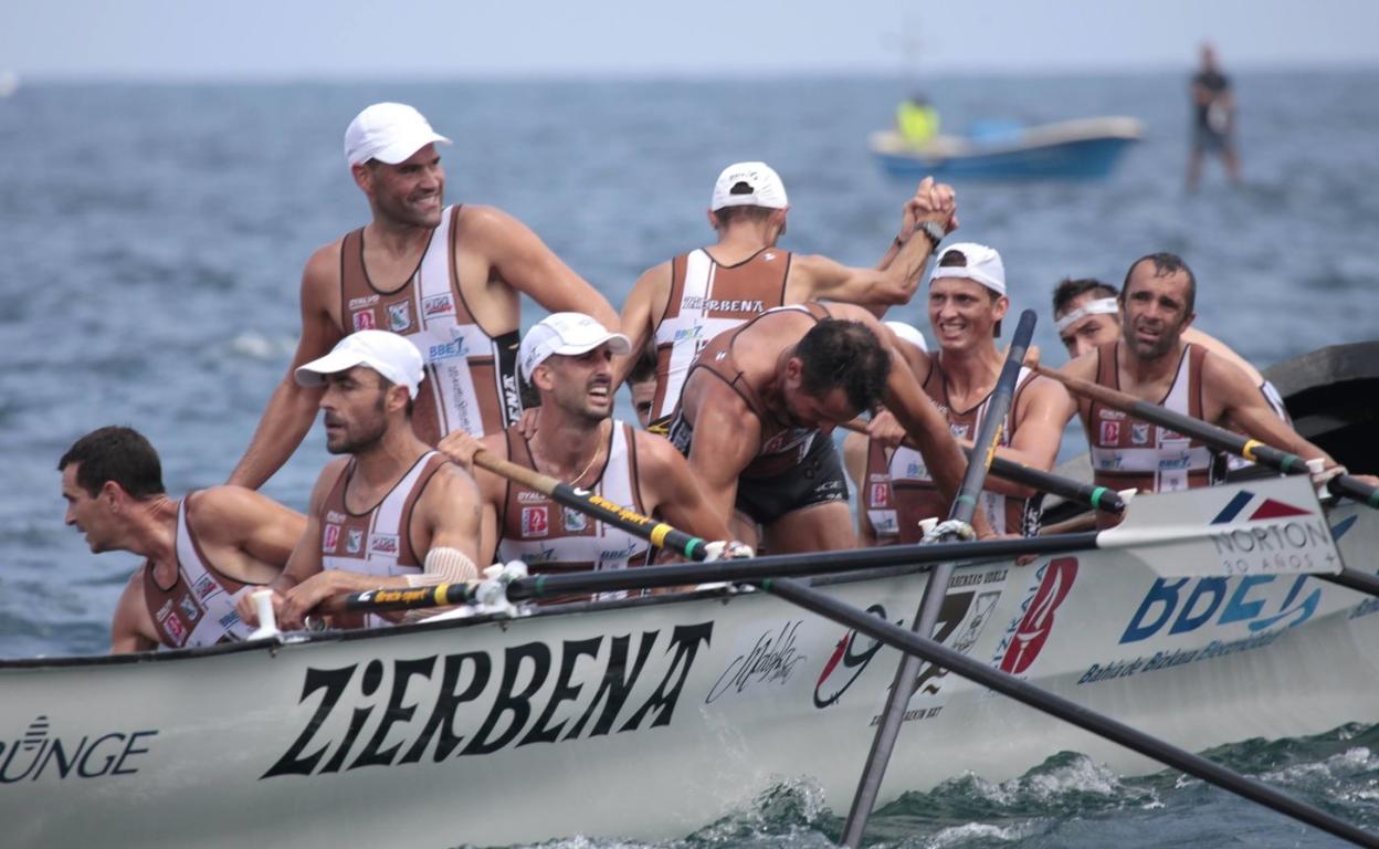 Mikel Portularrume, de pie sobre la embarcación de Zierbena, celebra el título vasco en Lekeitio. 