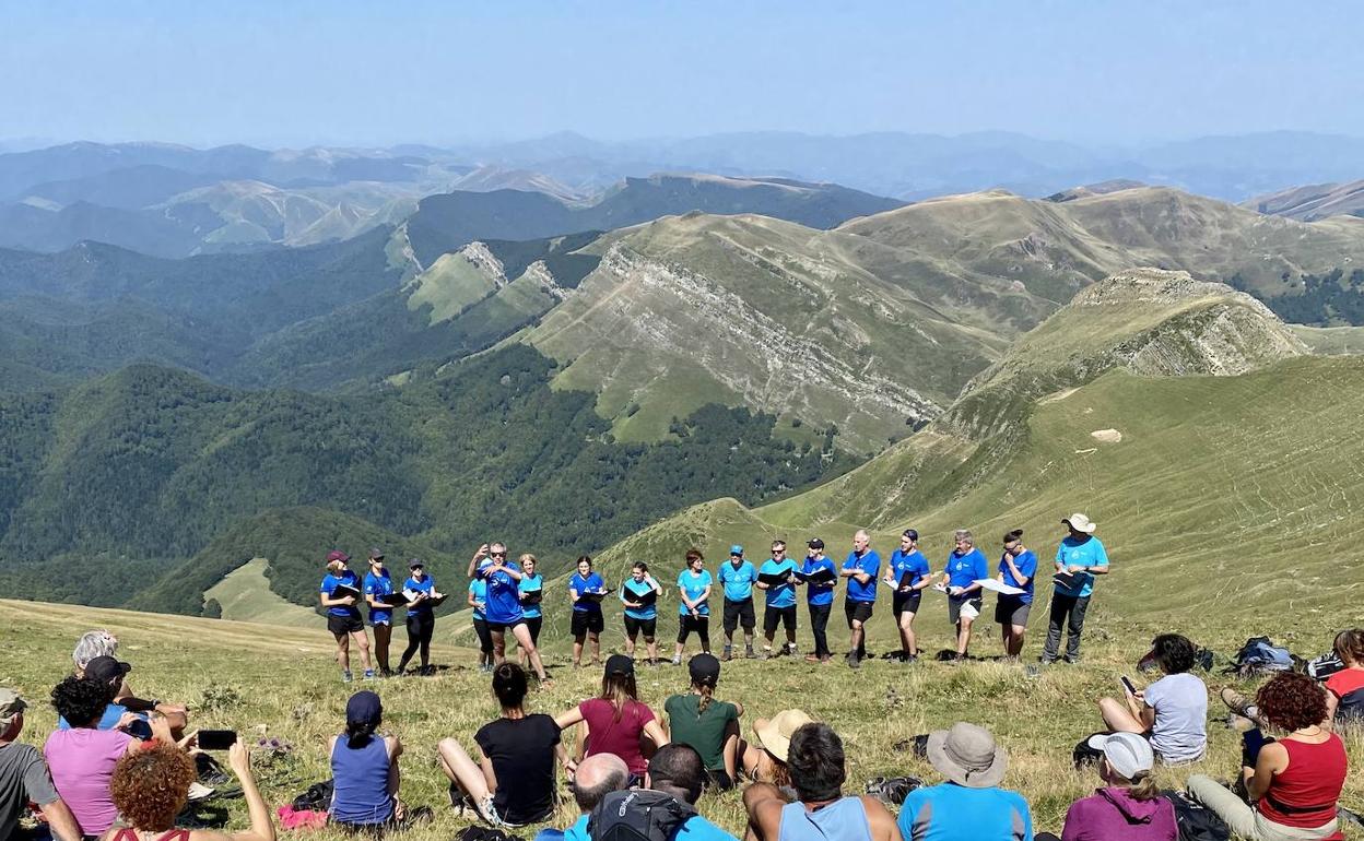 Voces del Orfeón Donostiarra en el concierto celebrado en la cima del monte Orhi