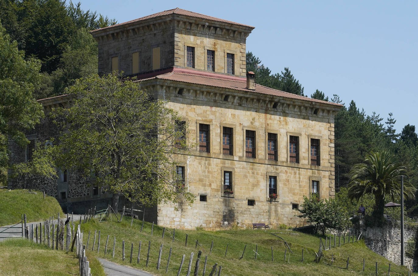 Urretxu. A orillas del río Urola y bajo el abrigo del monte Irimo, vio nacer al bardo José María Iparraguirre, cuya estatua preside la plaza principal de la localidad 