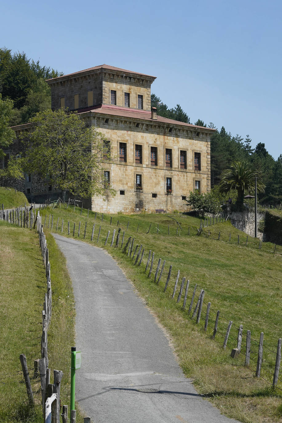 Urretxu. A orillas del río Urola y bajo el abrigo del monte Irimo, vio nacer al bardo José María Iparraguirre, cuya estatua preside la plaza principal de la localidad 