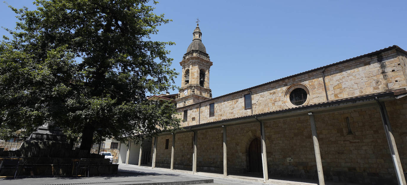 Urretxu. A orillas del río Urola y bajo el abrigo del monte Irimo, vio nacer al bardo José María Iparraguirre, cuya estatua preside la plaza principal de la localidad 