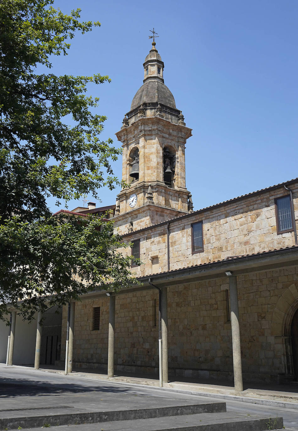 Urretxu. A orillas del río Urola y bajo el abrigo del monte Irimo, vio nacer al bardo José María Iparraguirre, cuya estatua preside la plaza principal de la localidad 