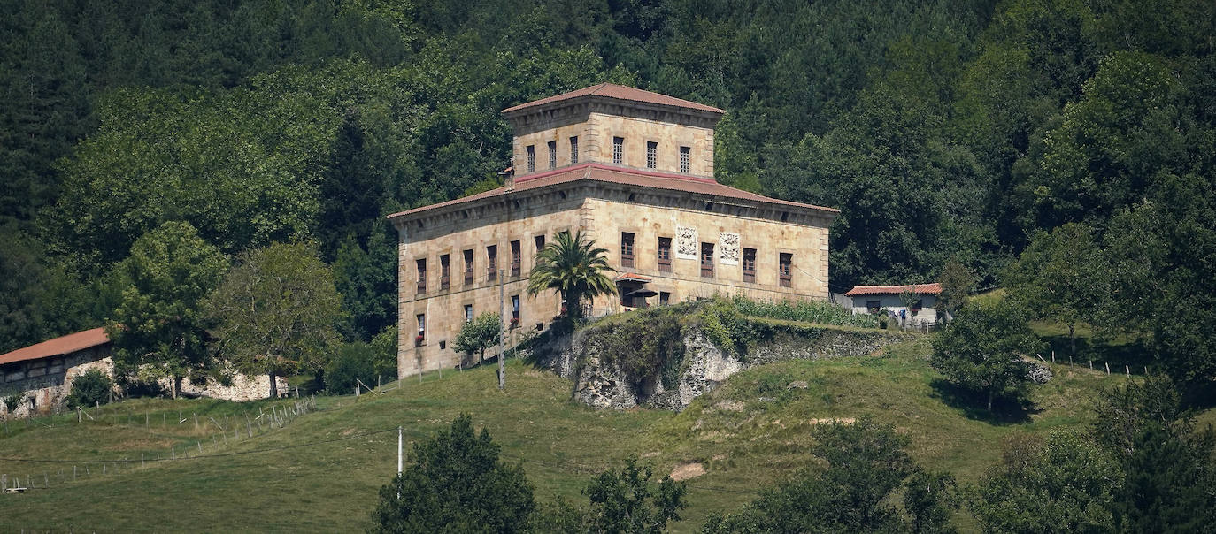 Urretxu. A orillas del río Urola y bajo el abrigo del monte Irimo, vio nacer al bardo José María Iparraguirre, cuya estatua preside la plaza principal de la localidad 