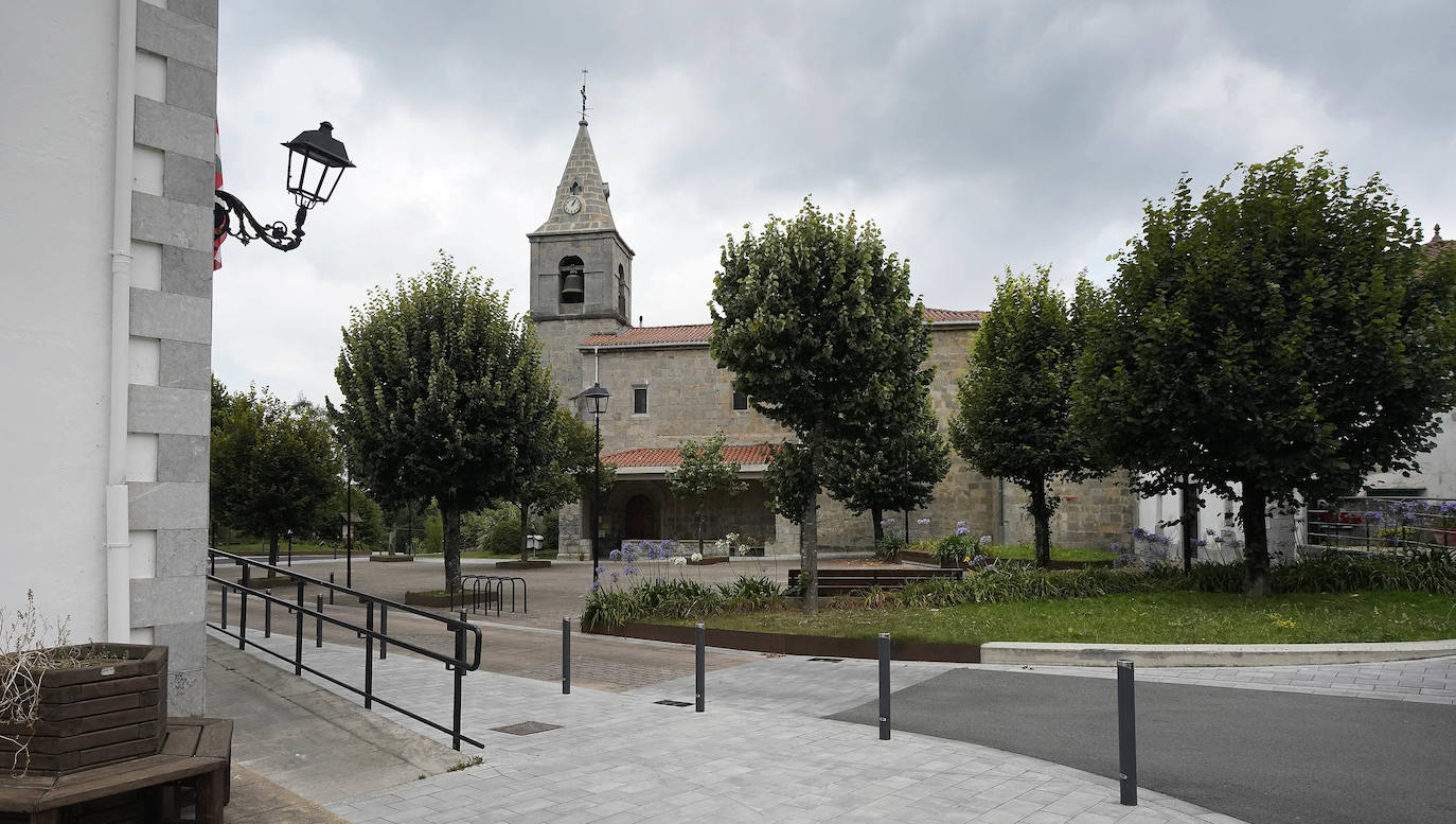 Leaburu-Txarama. El río Araxes trajo hasta sus orillas una de las primeras papeleras de Tolosaldea impulsando la economía de sus vecinos hasta nuestros días.