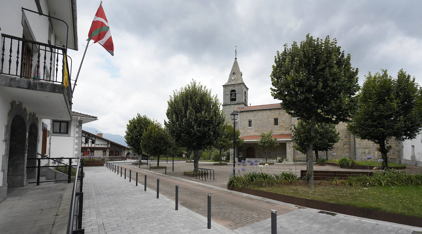 Leaburu-Txarama. El río Araxes trajo hasta sus orillas una de las primeras papeleras de Tolosaldea impulsando la economía de sus vecinos hasta nuestros días.