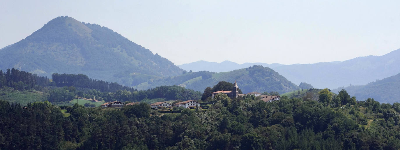 Leaburu-Txarama. El río Araxes trajo hasta sus orillas una de las primeras papeleras de Tolosaldea impulsando la economía de sus vecinos hasta nuestros días.
