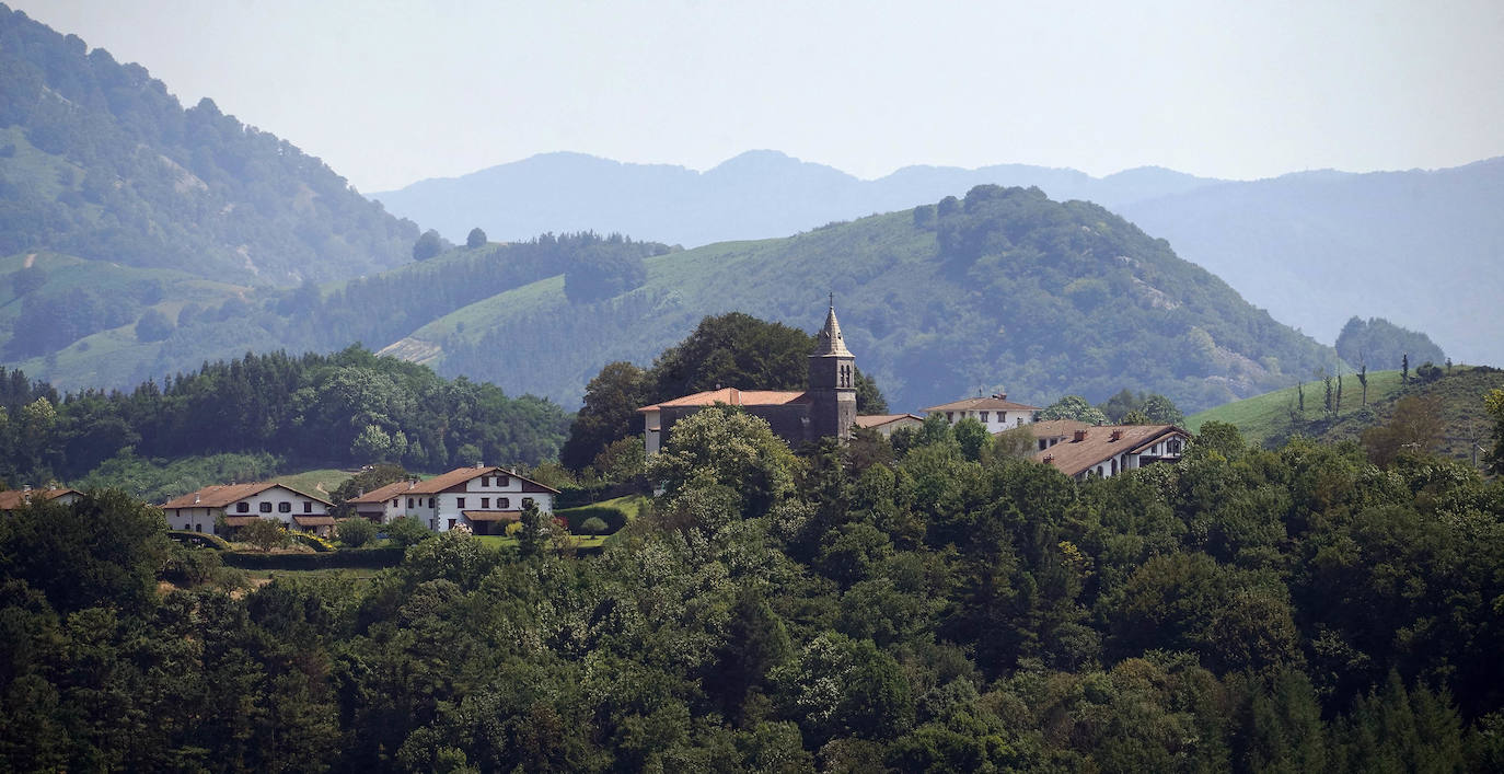 Leaburu-Txarama. El río Araxes trajo hasta sus orillas una de las primeras papeleras de Tolosaldea impulsando la economía de sus vecinos hasta nuestros días.