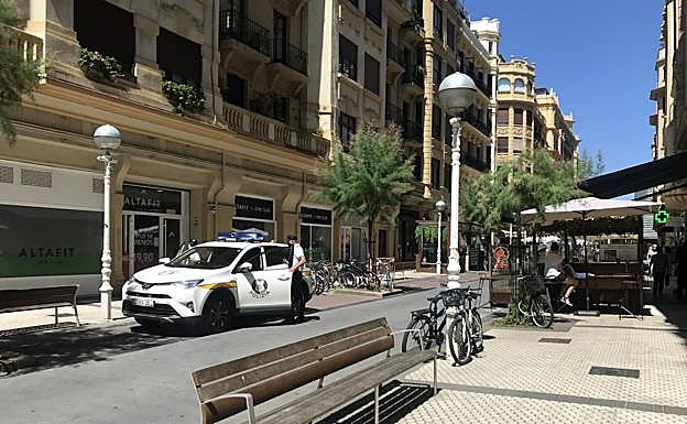 Llamamiento a los clientes de un bar de Gros en Donostia a hacerse la PCR