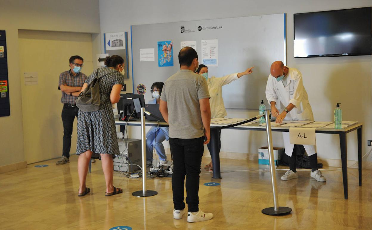 Antes de las 9.00 horas ha comenzado a llegar gente al centro cultural Okendo para realizarse las PCR.