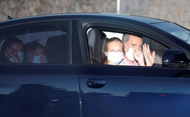 La Familia Real, este viernes por la tarde a su llegada en coche al Palacio de Marivent, en Palma de Mallorca. 