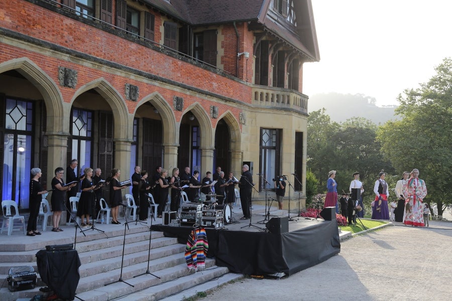 Donostia estrena con un acto en el Palacio de Miramar su programa alternativo a la Semana Grande , marcado por la división de los partidos debido a la pandemia. 
