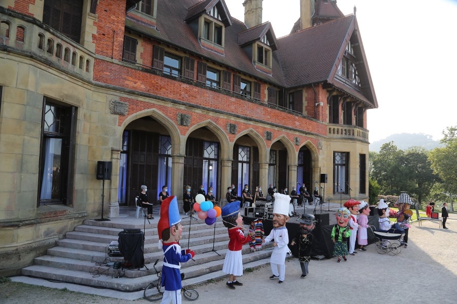 Donostia estrena con un acto en el Palacio de Miramar su programa alternativo a la Semana Grande , marcado por la división de los partidos debido a la pandemia. 