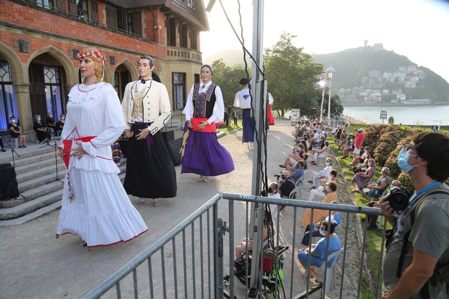 Donostia estrena con un acto en el Palacio de Miramar su programa alternativo a la Semana Grande , marcado por la división de los partidos debido a la pandemia. 