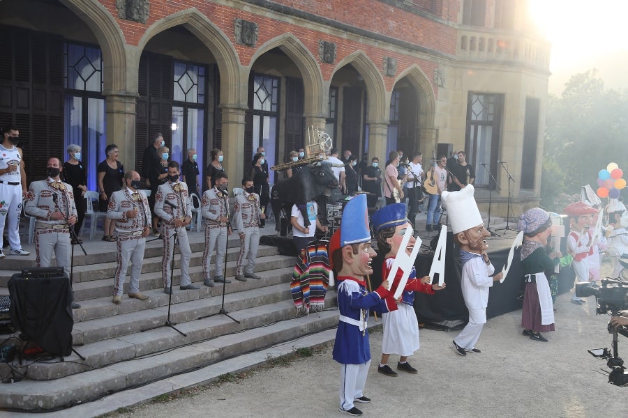 Donostia estrena con un acto en el Palacio de Miramar su programa alternativo a la Semana Grande , marcado por la división de los partidos debido a la pandemia. 
