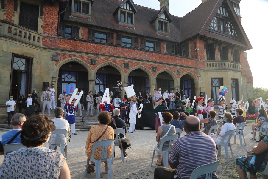 Donostia estrena con un acto en el Palacio de Miramar su programa alternativo a la Semana Grande , marcado por la división de los partidos debido a la pandemia. 