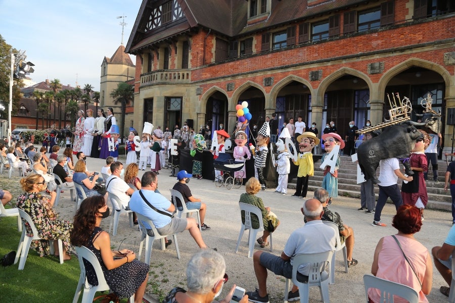 Donostia estrena con un acto en el Palacio de Miramar su programa alternativo a la Semana Grande , marcado por la división de los partidos debido a la pandemia. 