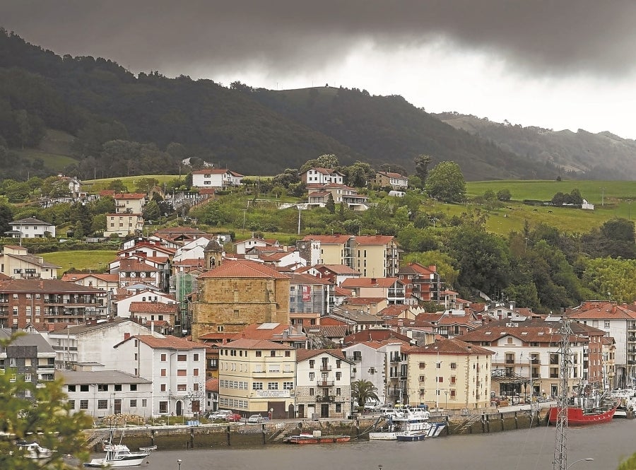 Esta pequeña villa marinera, estrechamente ligada al Camino de Santiago, atesora numerosos atractivos naturales, artísticos y gastronómicos. Citamos tres: playa, casco histórico y besugo. 