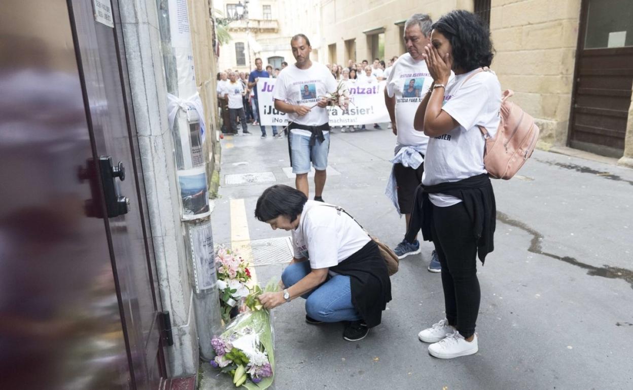 La familia de Asier coloca flores, el pasado año, en el lugar donde el joven sufrió la agresión mortal. 
