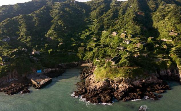 Houtouwan era una próspera comunidad de pescadores en la isla de Shenghshan. En la década de 1990, la mayoría de la población abandonó el pueblo. Los pescadores locales no podían competir con la fuerte industria del continente. El aislamiento y la dificultad de abastecimiento abocaron a la localidad al declive. La vegetación avanzó durante años hasta cubrir por completo viviendas y calles.