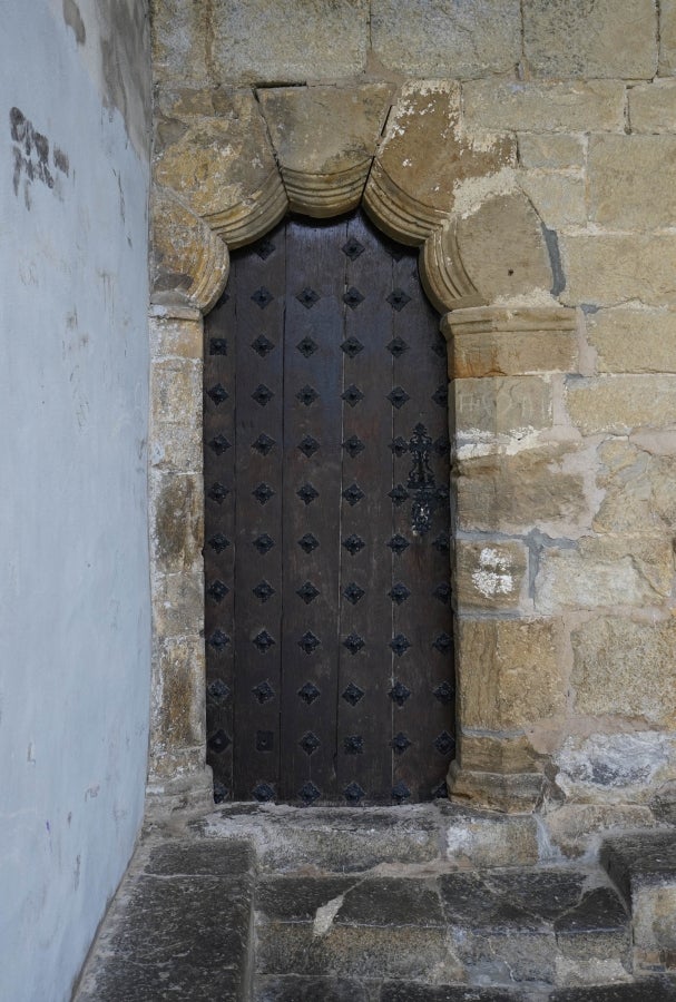 Sin rastro del castillo que le da nombre, por la localidad de Tolosaldea transcurría el camino real por el que pasaron los reyes navarros a la costa guipuzcoana. 