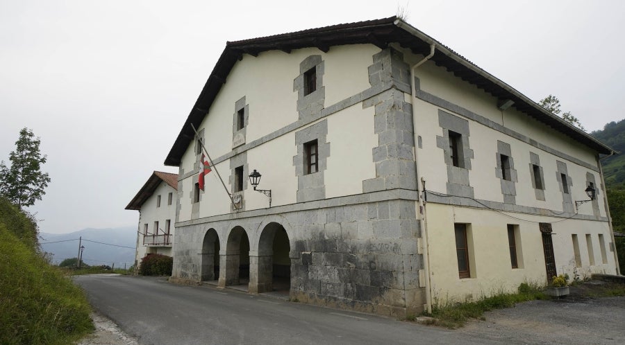 Sin rastro del castillo que le da nombre, por la localidad de Tolosaldea transcurría el camino real por el que pasaron los reyes navarros a la costa guipuzcoana. 