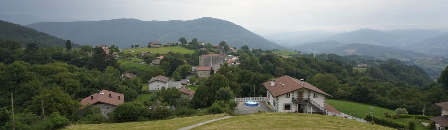Sin rastro del castillo que le da nombre, por la localidad de Tolosaldea transcurría el camino real por el que pasaron los reyes navarros a la costa guipuzcoana. 