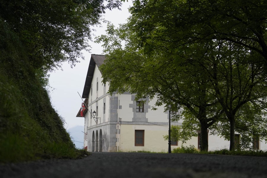 Sin rastro del castillo que le da nombre, por la localidad de Tolosaldea transcurría el camino real por el que pasaron los reyes navarros a la costa guipuzcoana. 