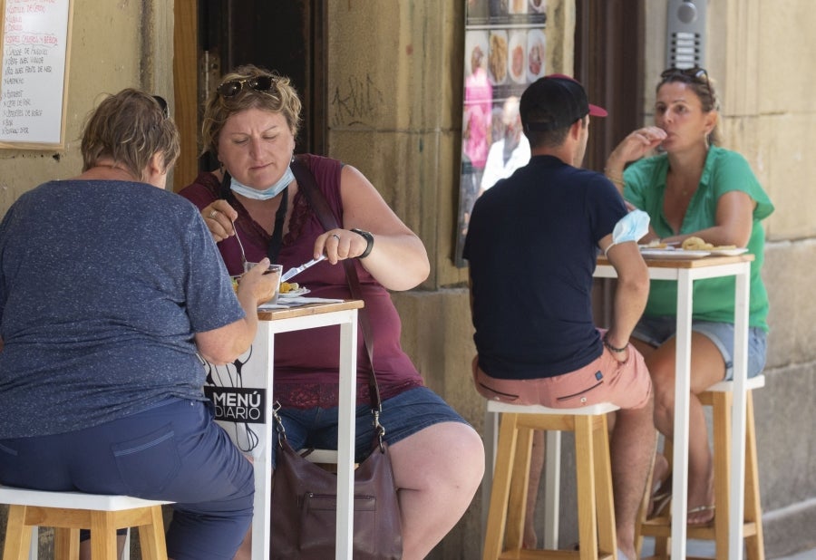 Las altas temperaturas han hecho que tanto terrazas como bares reciban la visita de locales y turistas. 