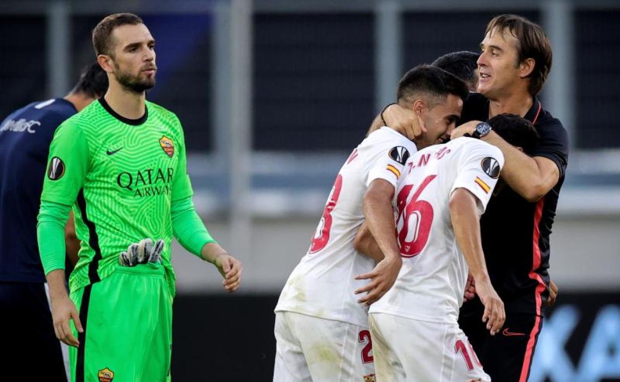 Julen Lopetegui celebra con dos de sus futbolistas el pase del Sevilla a la Final a 8. 