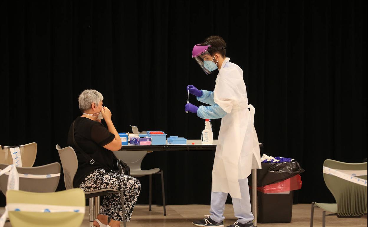 Una mujer se somete a un test en la Casa de Cultura Okendo, en San Sebastián. 
