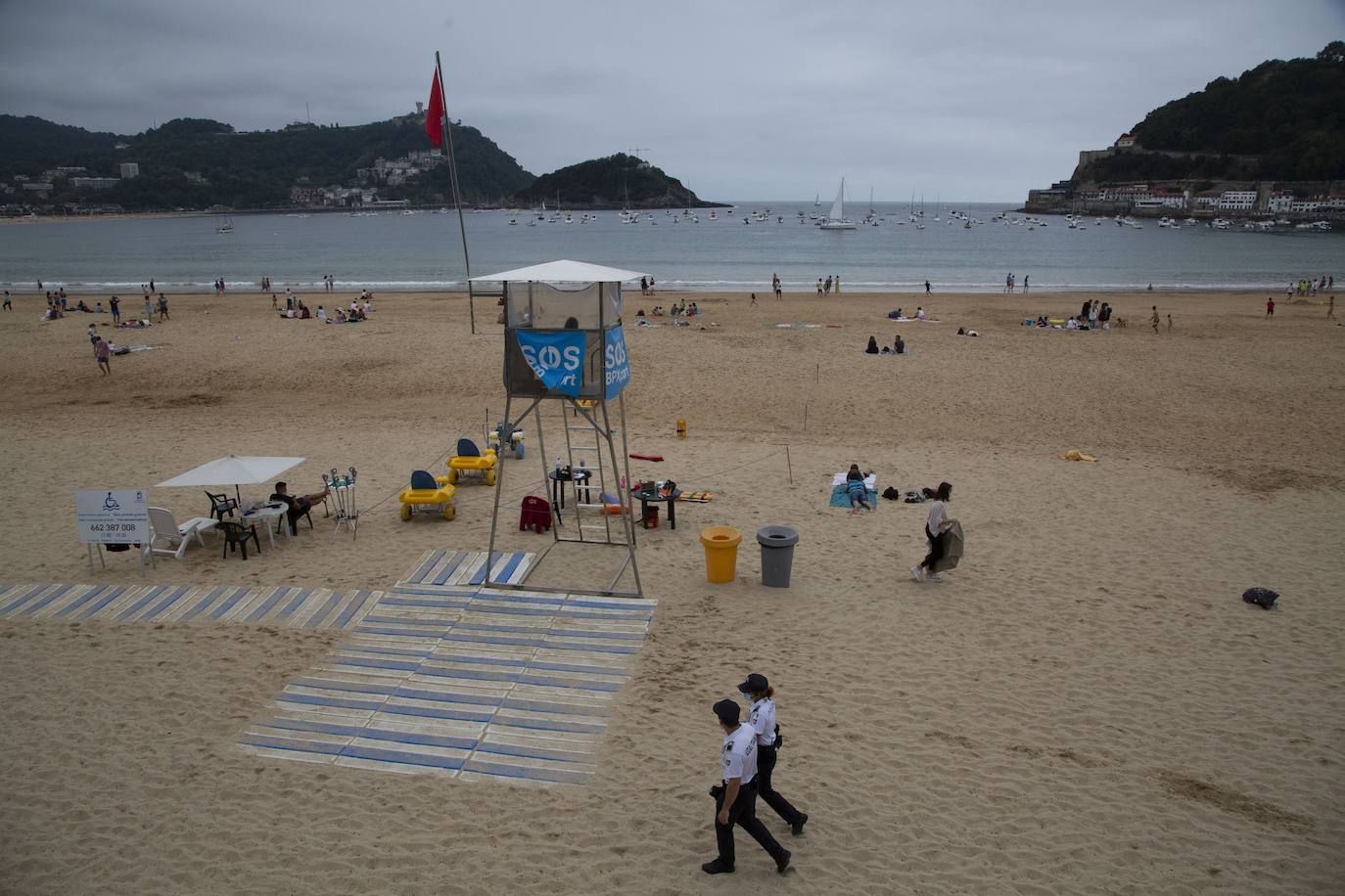 Bandera roja esta tarde en la playa de La Concha.