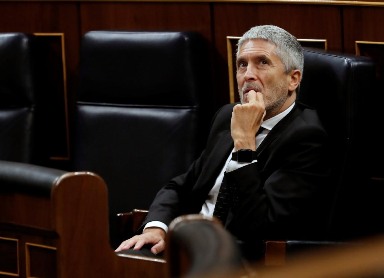 El ministro de Interior, Fernando Grande-Marlaska, pensativo durante una sesión en el Congreso. 
